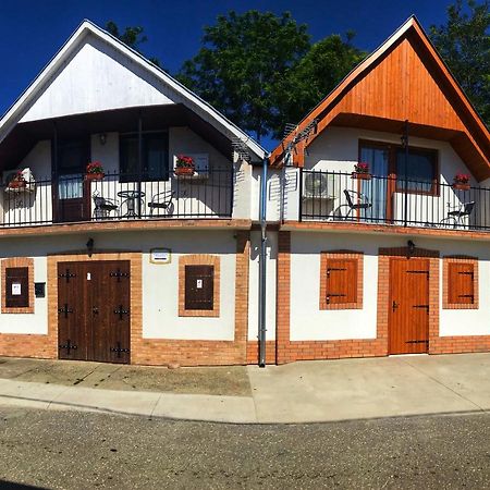 Hotel Berger Pince Es Vendeghaz Csaszartoltes Exterior foto
