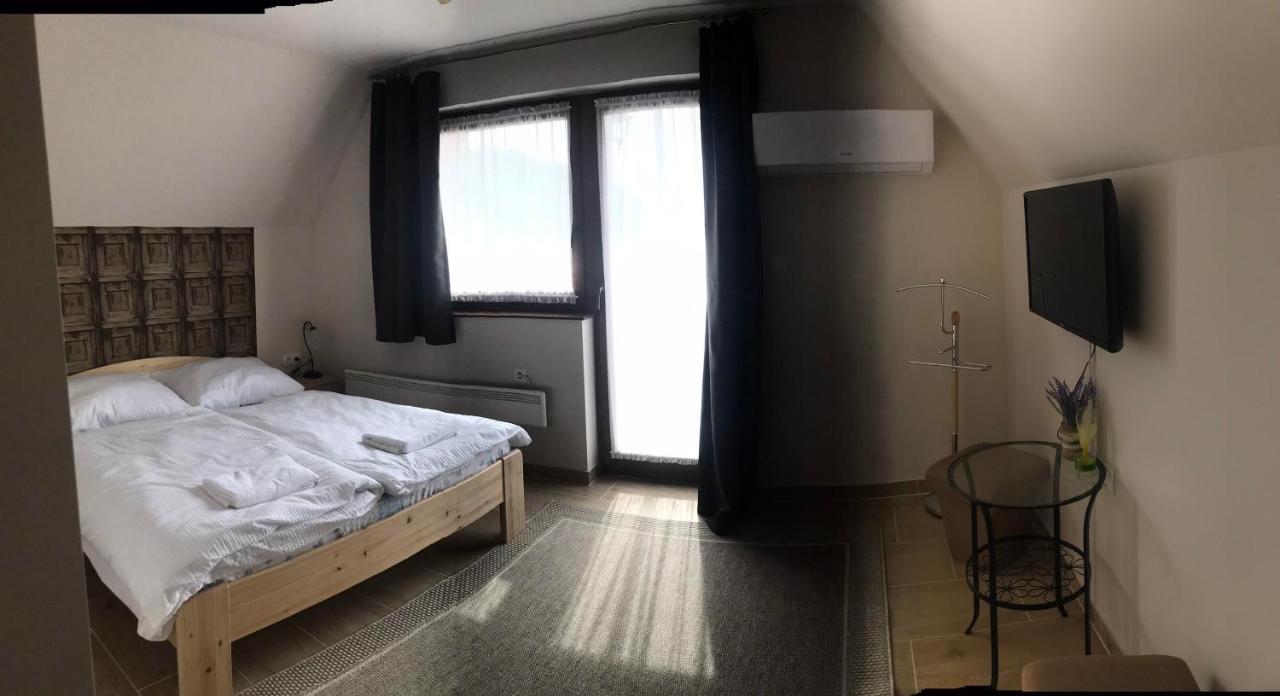 Hotel Berger Pince Es Vendeghaz Csaszartoltes Exterior foto