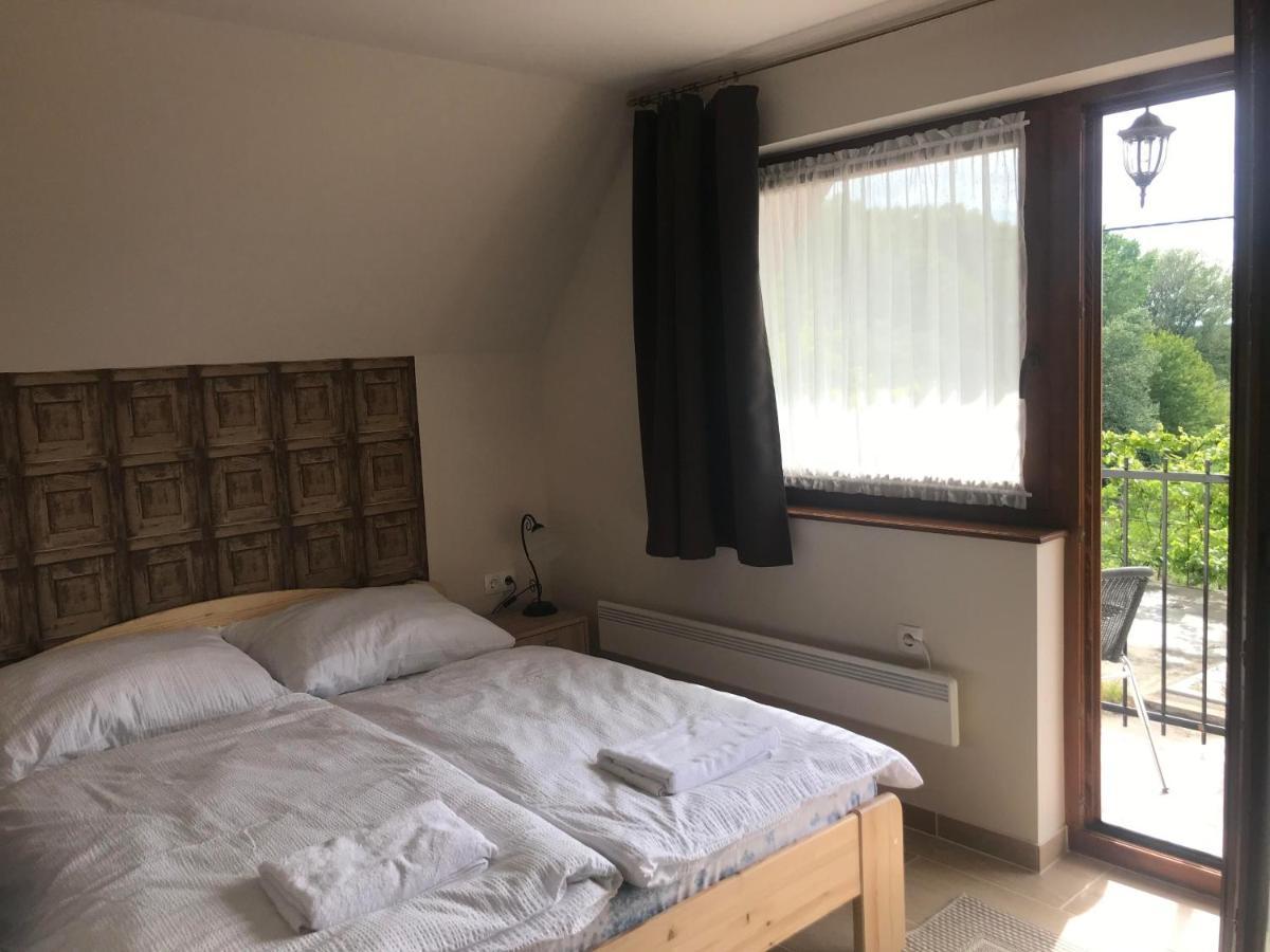 Hotel Berger Pince Es Vendeghaz Csaszartoltes Exterior foto