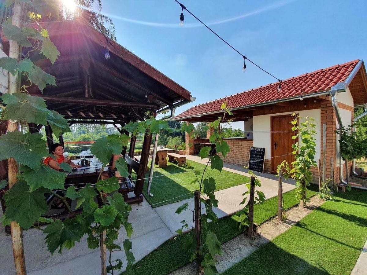 Hotel Berger Pince Es Vendeghaz Csaszartoltes Exterior foto