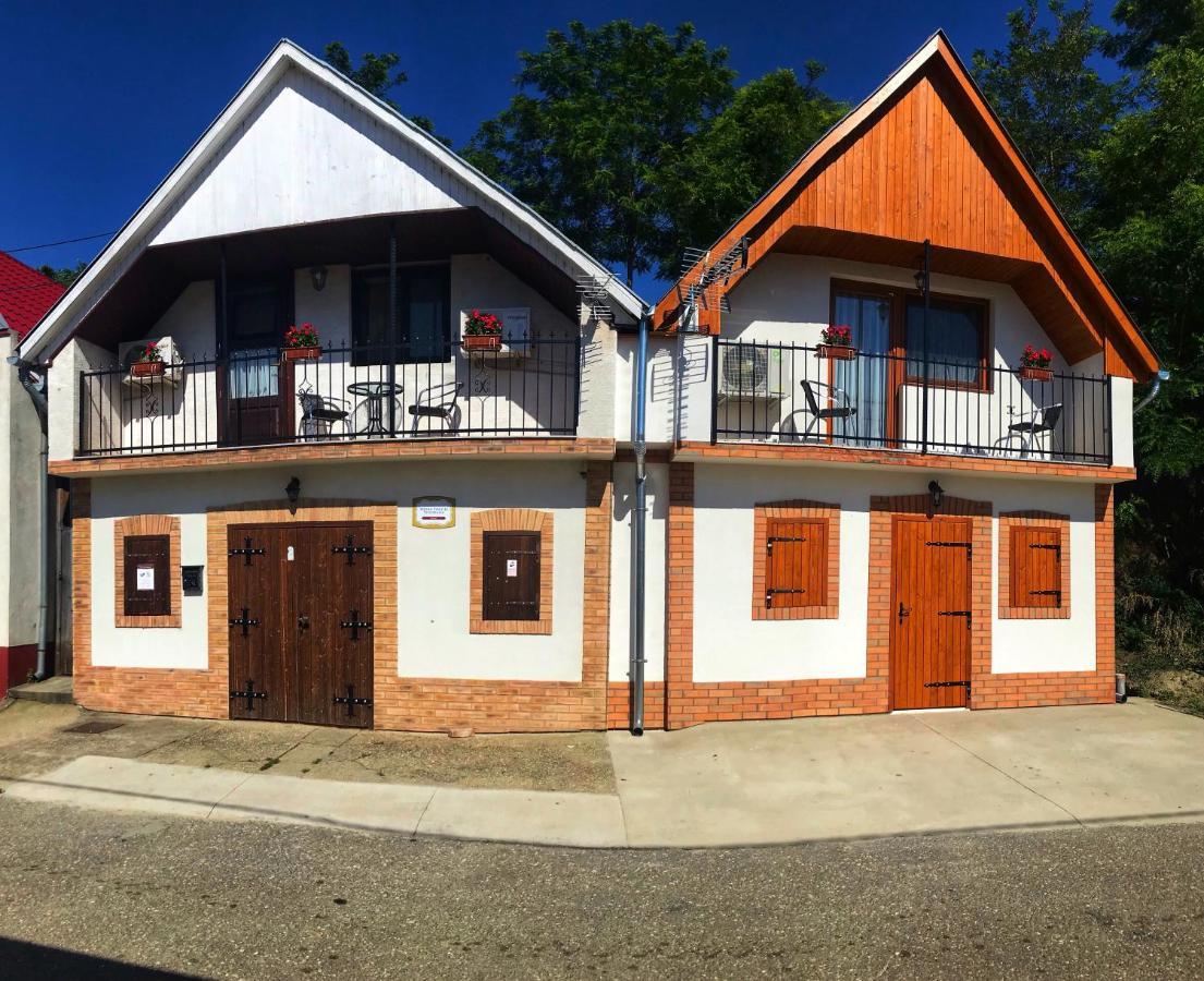 Hotel Berger Pince Es Vendeghaz Csaszartoltes Exterior foto