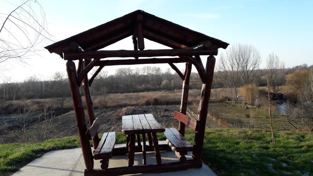 Hotel Berger Pince Es Vendeghaz Csaszartoltes Exterior foto