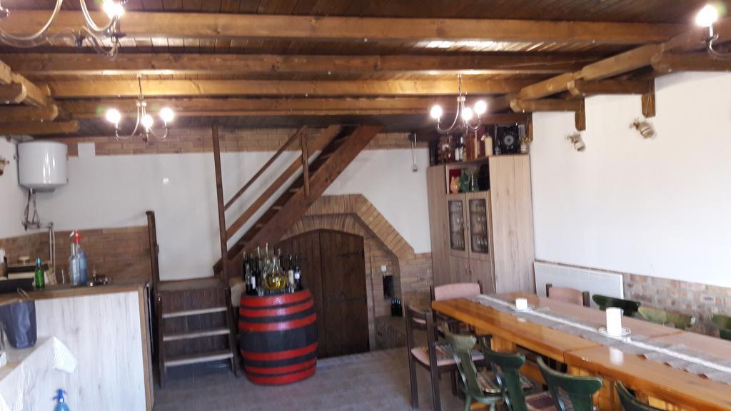 Hotel Berger Pince Es Vendeghaz Csaszartoltes Exterior foto