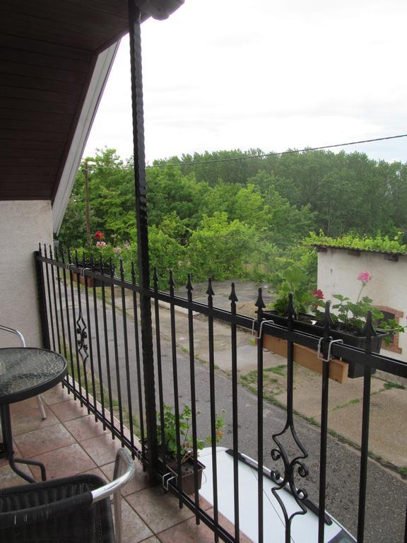 Hotel Berger Pince Es Vendeghaz Csaszartoltes Exterior foto